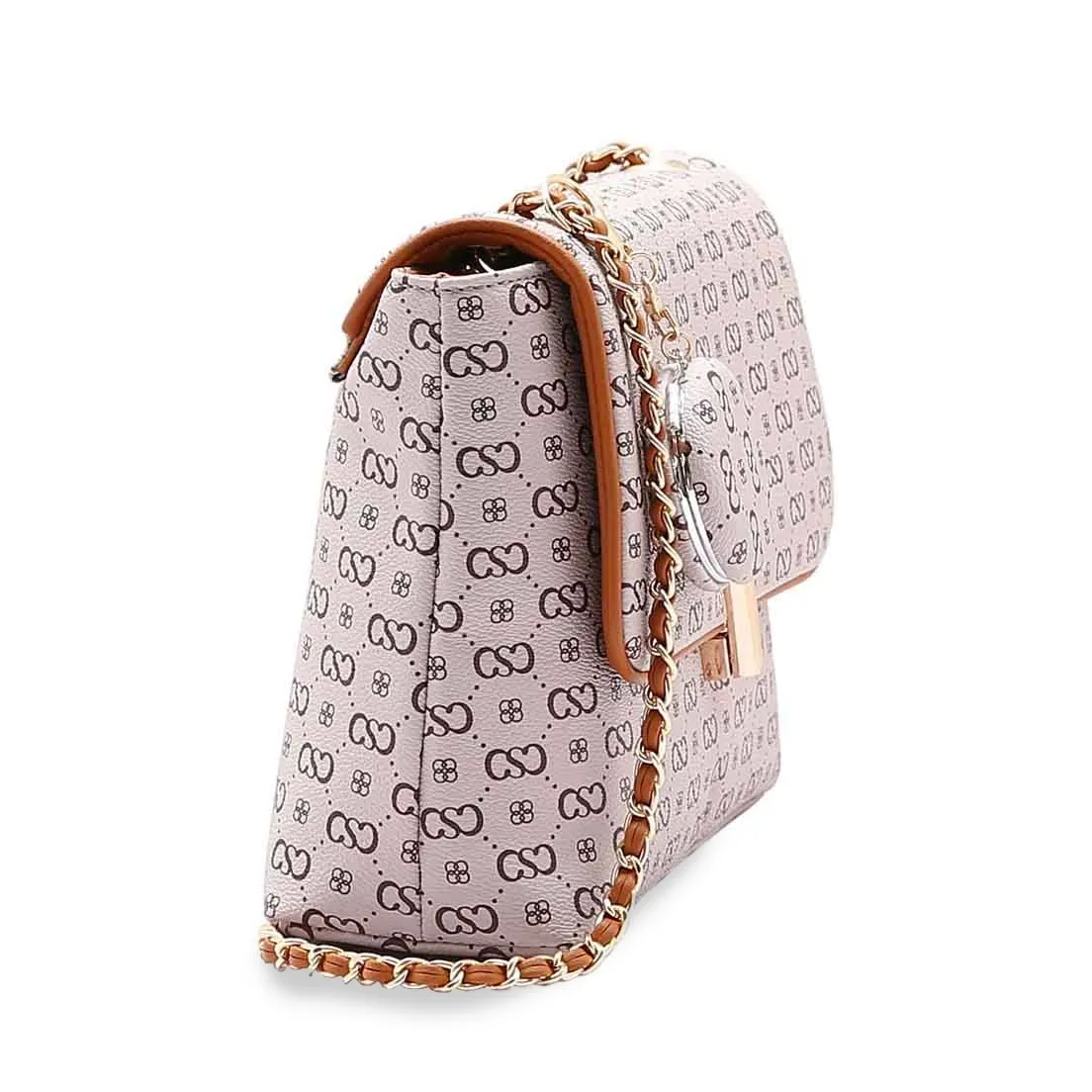 Vista lateral da bolsa Chenson Elegance Luxo bege mostrando estrutura e acabamento em PU com alça corrente dourada.
